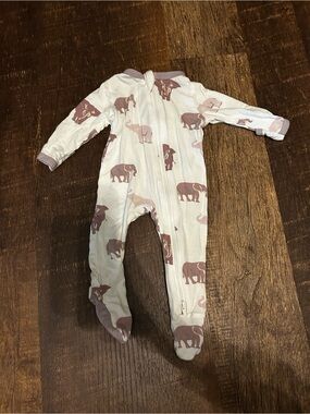 Kyte BABY White Footed One-Piece with Mauve Elephant Print